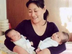 照顾三胞胎(月嫂下户后，全家齐心照顾三胞胎)