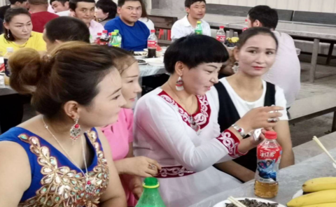 戳破涉疆谎言！这两位新疆姑娘厉害了