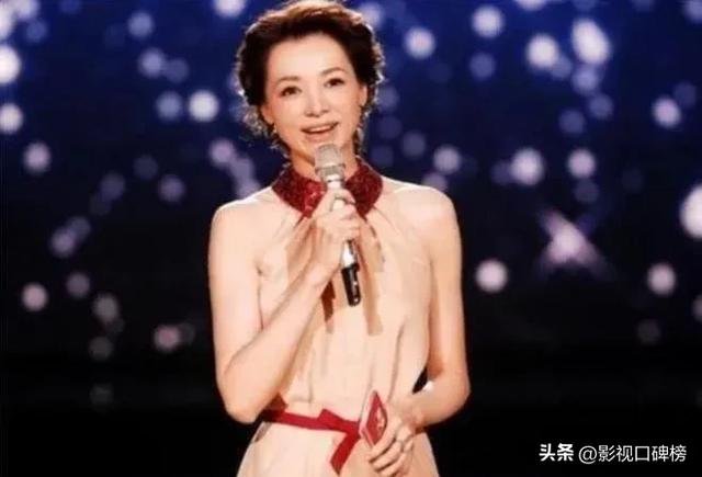 董卿带10岁儿子游布达拉宫,身材纤瘦,手臂黝黑,脸上白皙