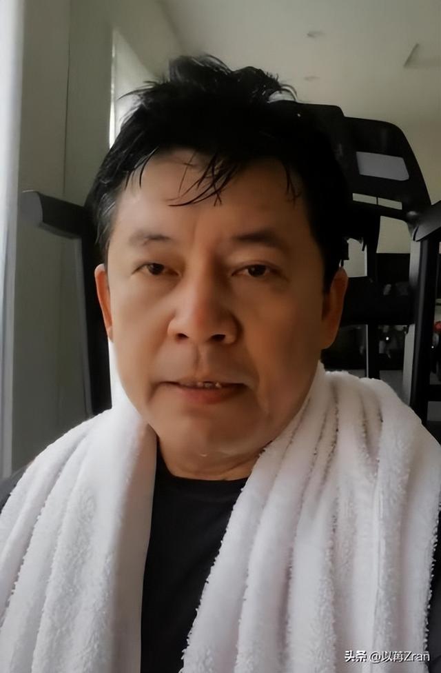 演员何政军：娶了初恋为妻，婚后生一女，如今咋样了？