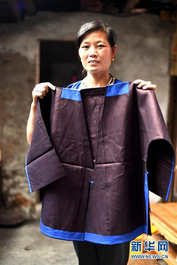 侗乡探秘：亮布侗衣让人迷