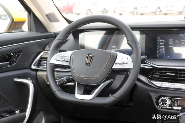 尺寸不小车身好停，自动挡好开家用SUV，不贵又省油，实拍奔腾T77