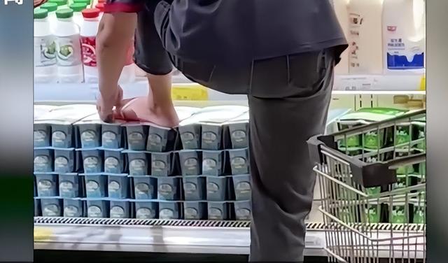 超市员工脱袜子光脚踩冷藏牛奶，网友直呼心态崩了，超市回应