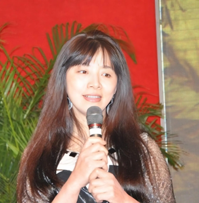 迟蓬：和倪萍是好闺蜜，与丈夫相爱40年，如今因《小巷人家》爆红