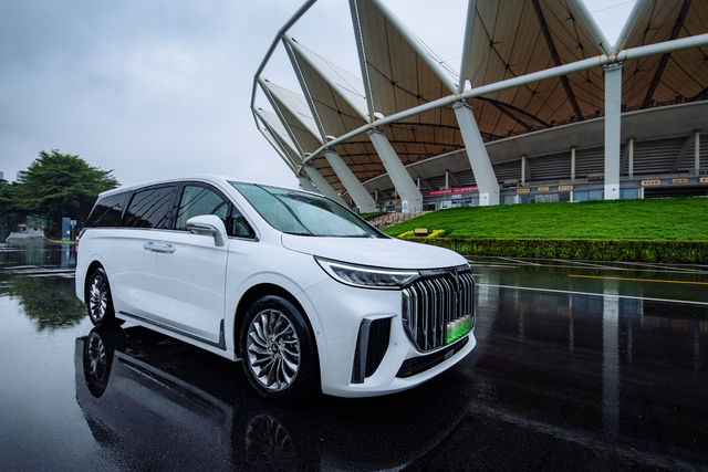 拥有一台安全智能舒适的家用明星保姆车是种怎样的体验？