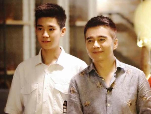 许亚军何晴18岁儿子近照变化太大，高颜值惊到网友