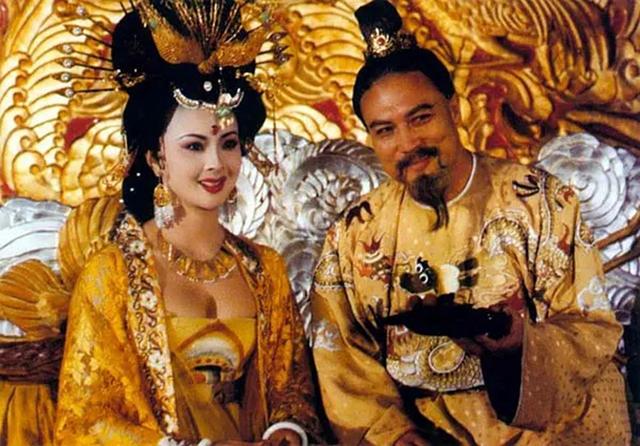 他是东北帅气男星,从《兵临城下》走上银幕,曾与黄梅莹饰演夫妻