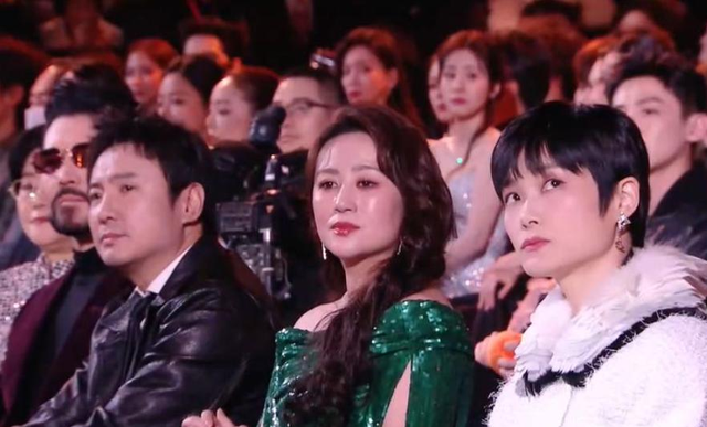 微博之夜现场大混战!肖战坐前排王一博不敢落座,关晓彤被边缘化