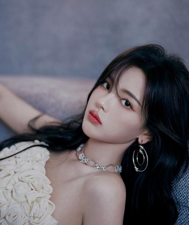 杨超越齐胸白色礼服性感写真