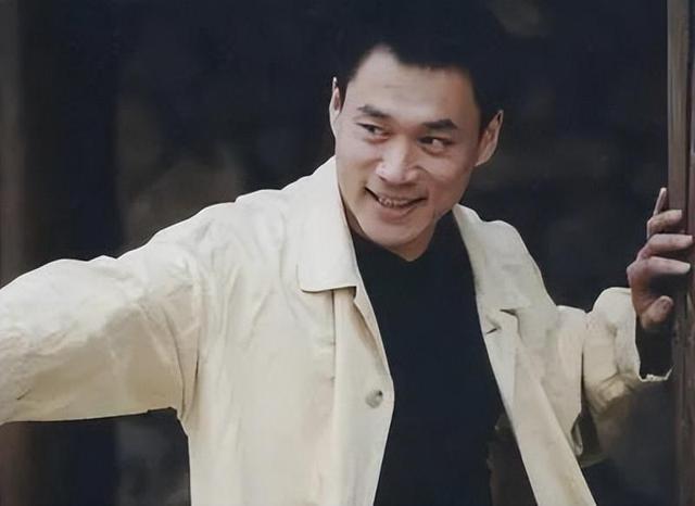 著名演员丁海峰：和初恋妻子相爱30年，陪她抗癌，把她当成宝