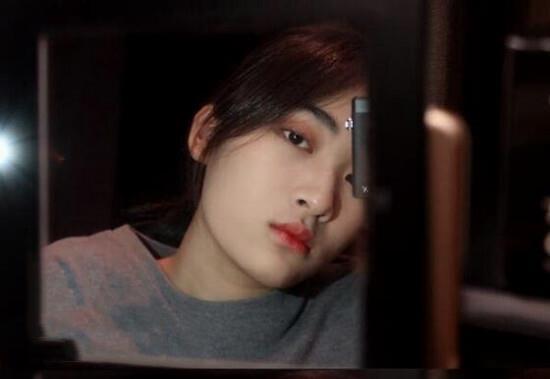 景岗山16岁女儿曝光！浓妆出镜五官像爹，戴4个耳钉被指过于早熟