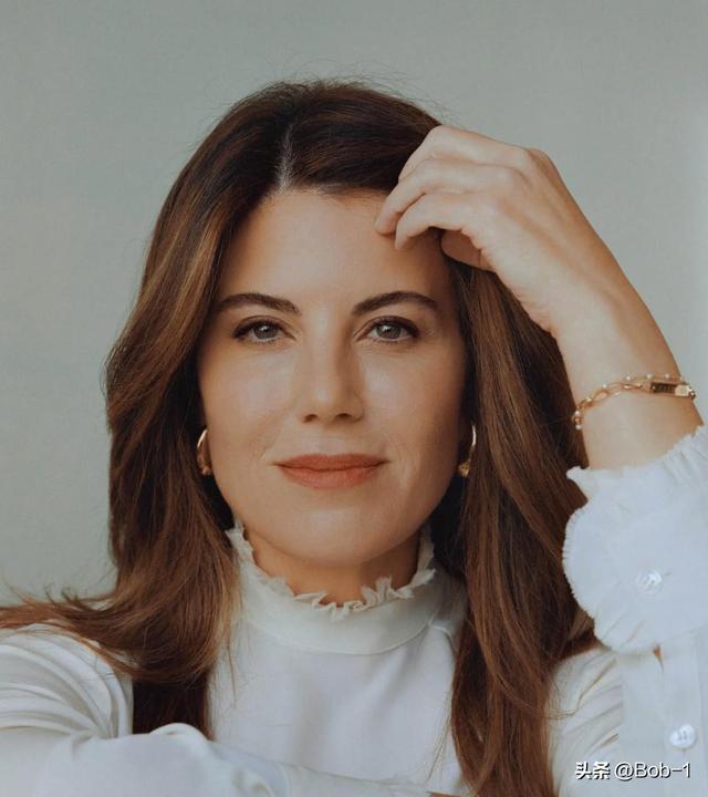 51岁莱温斯基“回归”，成熟端庄却单身，和克林顿的过往仍有争议