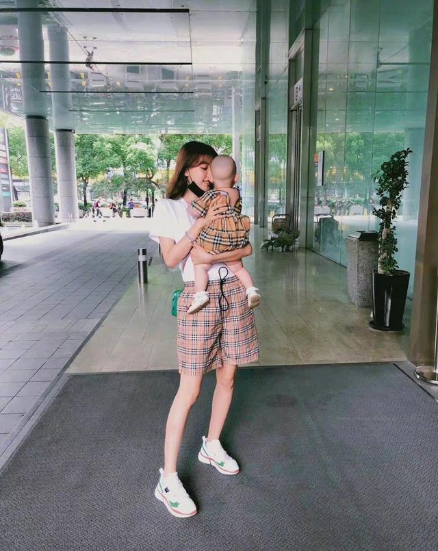孙怡离婚后首晒女儿，大福家中奔跑扮仙子，孙怡户外开心玩耍