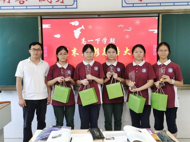 高中数学教师熬夜一周为53名学生书写藏头诗评语