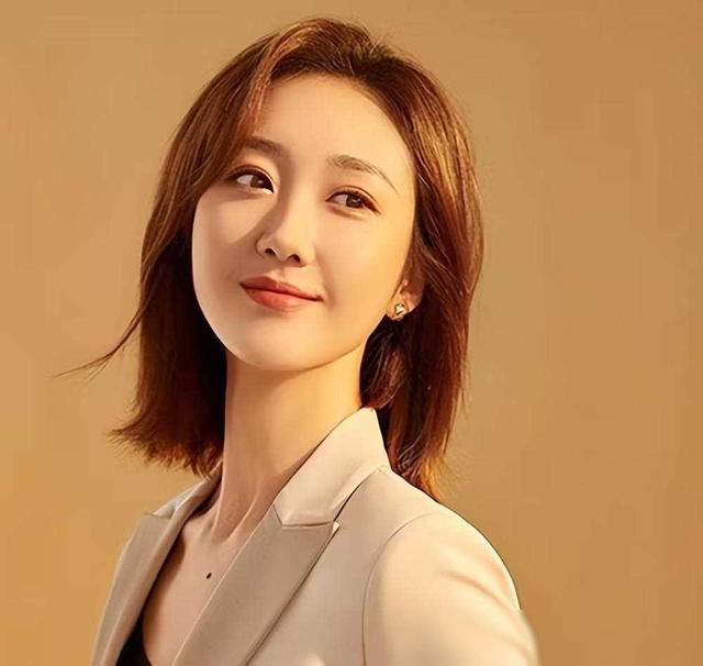 央视美女主持人王嘉宁：29岁嫁人，老公年轻帅气，爱情事业双丰