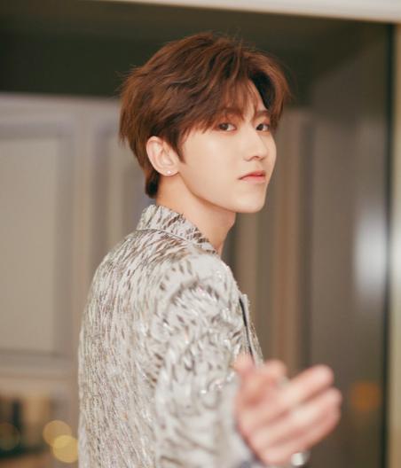 蔡徐坤颜值也崩了？下巴外翻角度显奇怪，线条诡异被指撞脸刘梓晨