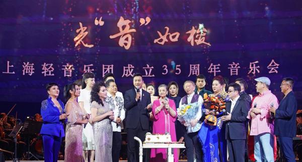 84岁朱逢博登台唱《金梭和银梭》，35年前他们在上海创立中国首个轻音乐团