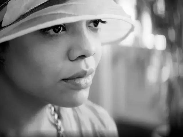 黑人装成白人嫁给白人老公，还想继续与黑人朋友一起玩吗？