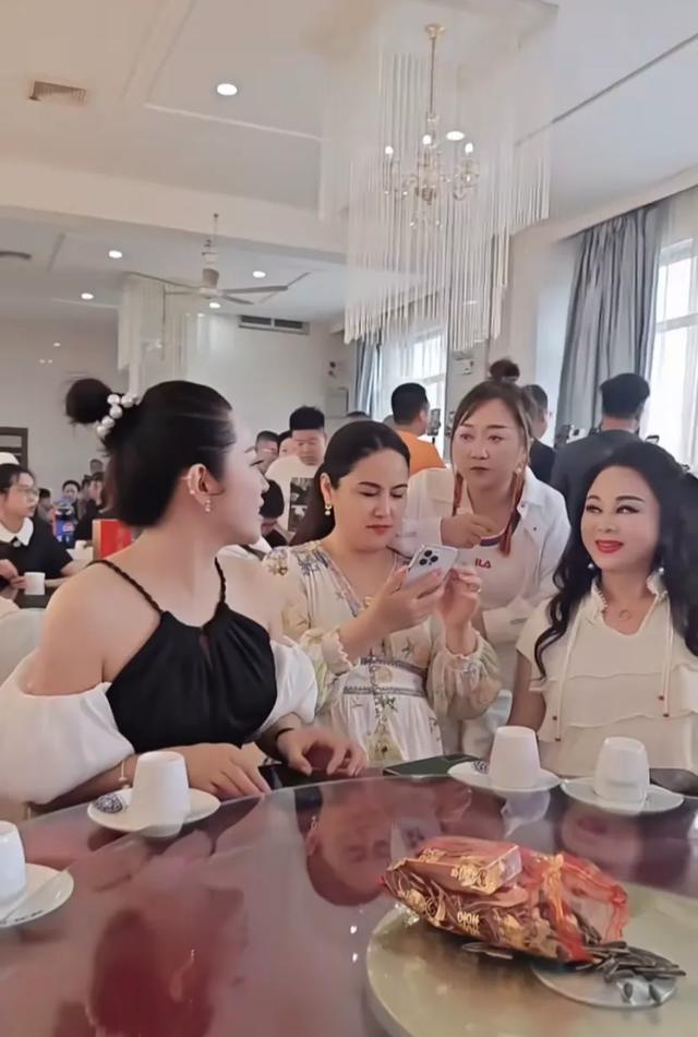 温美玲穿黑色吊带,与何晓影一起参加活动,被网友吐槽不稳重