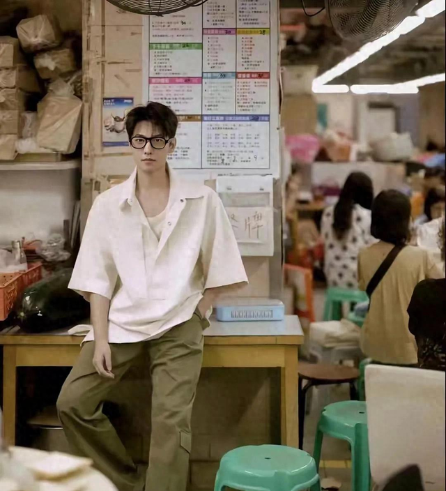 杨洋瘦身后帅气值暴增,退伍后的气质完全不一样,太迷人了