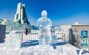 古今大战秦俑情(古今“相聚”秦俑情哈尔滨冰雪大世界“冰”马俑完工)