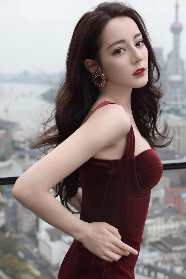 迪丽热巴获奖，全英文致幕词，网友：巴巴好腻害