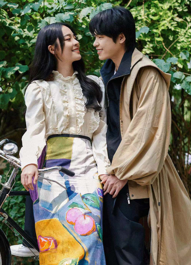 28岁央视前美女主持官宣恋情！晒比心图告白，和男友登恋综好般配