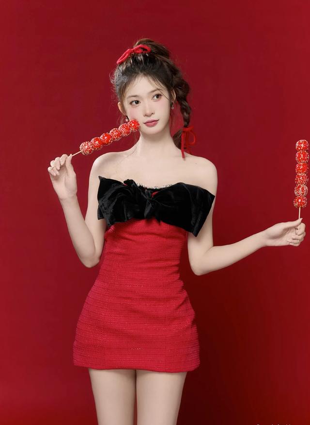 甜美红裙少女,手持糖葫芦,散发迷人气息