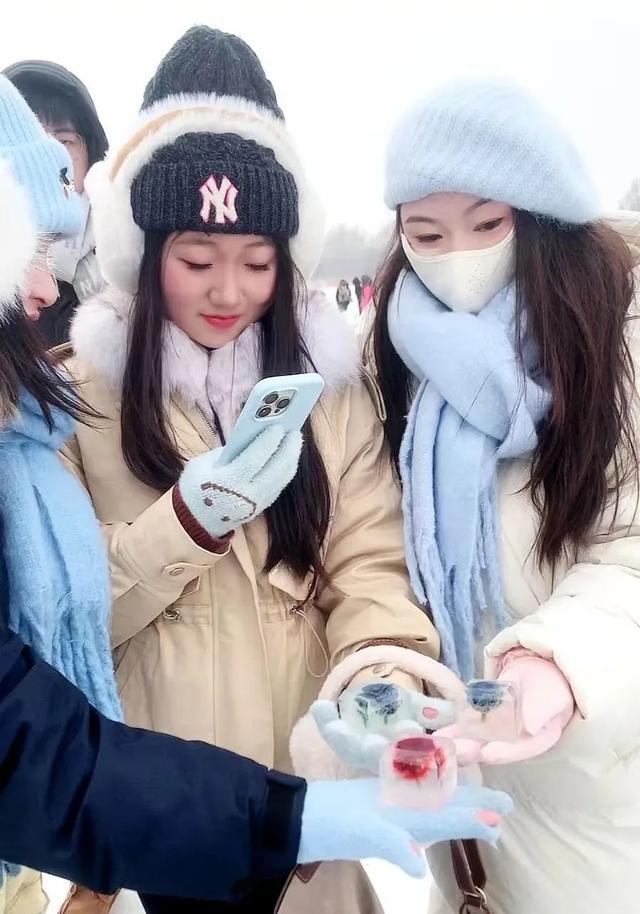 【约会哈尔滨 冰雪暖世界】去年送“小灵龙” 的哈尔滨小伙，今年又做了批“冰封小玫瑰”……