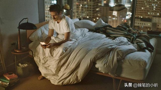 浅析美国科幻电影《她》中人工智能的“具身化”叙事