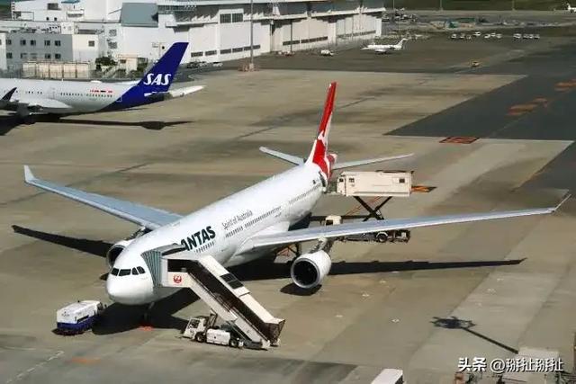 飞日本航班播「成人电影」限制级画面全看光，乘客崩溃：关不掉！