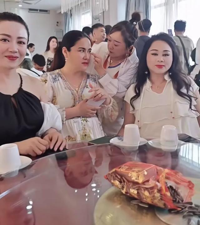 温美玲穿黑色吊带,与何晓影一起参加活动,被网友吐槽不稳重