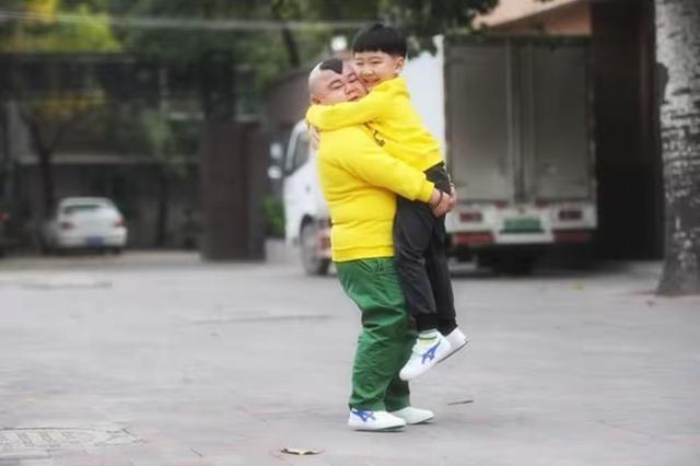 1米2男子娶1米65漂亮妻子，买7套房开豪车，妻子：我不图钱，图人