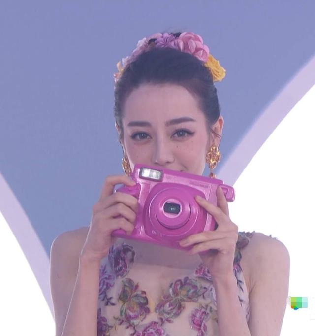 GQ红毯看点：baby怼脸太惊艳，邓伦变油腻男，杨天真成大风受害者