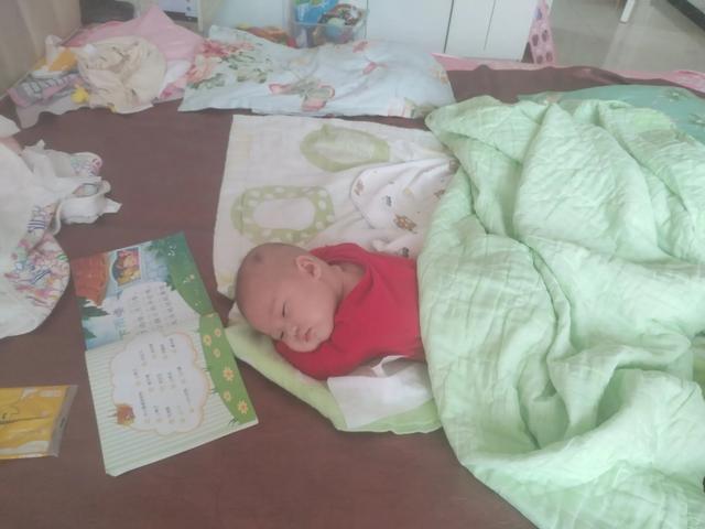 24.10.28日～11.25日，趴，翻身翻地下，叫妈妈