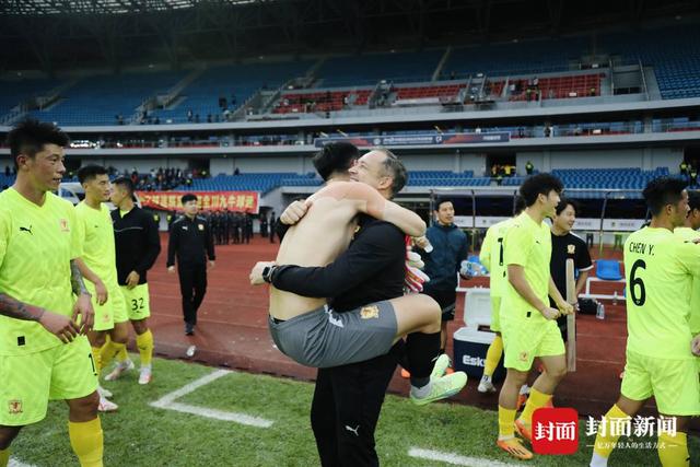 四川九牛冲超成功狂欢瞬间：队员脱衣拥抱，外援亲吻妻儿