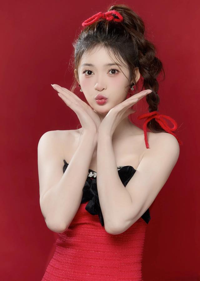 甜美红裙少女,手持糖葫芦,散发迷人气息