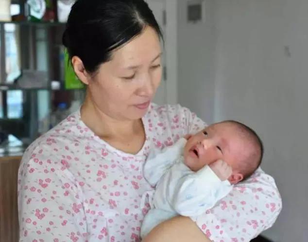 月嫂下户后,全家齐心照顾三胞胎