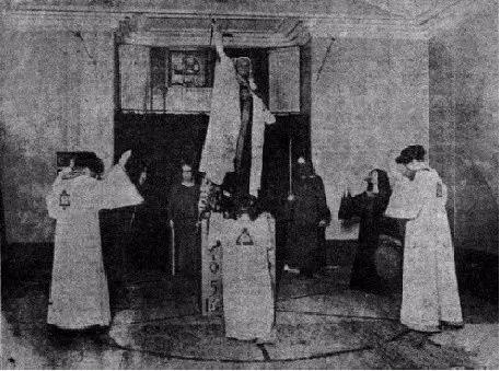 吸血、吃人肉、黑弥撒：他们用活人当祭品，却宣称自己“以人为本”