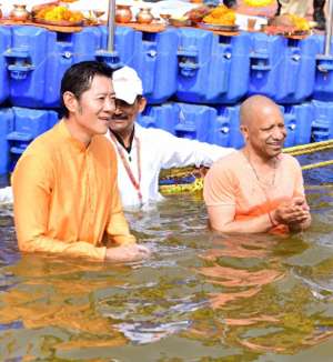 凯萨尔(不丹国王在恒河沐浴，虔诚闭眼捧河水，水面呈褐色浑状一言难尽)