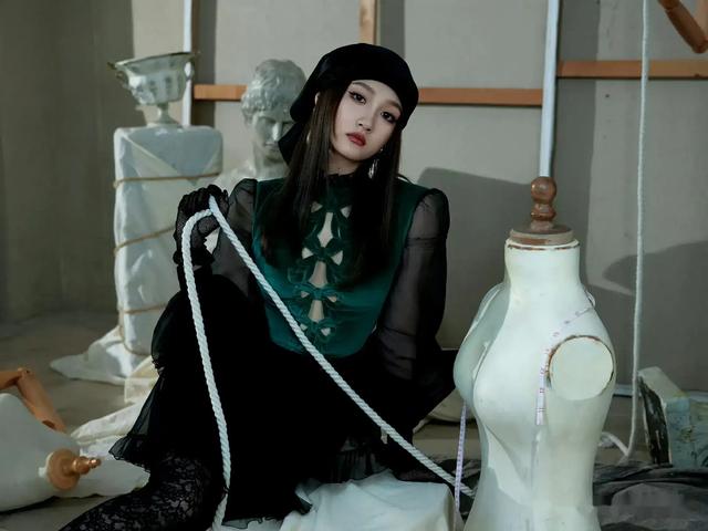 关晓彤这是怎么了？尝试全套黑色蕾丝，努力证明自己的性张力