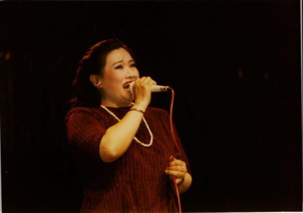 84岁朱逢博登台唱《金梭和银梭》，35年前他们在上海创立中国首个轻音乐团