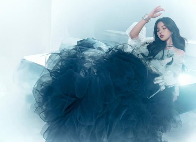 杨超越25岁生日，在微博晒照并配文：“25岁了，过去的5年，感谢有你们