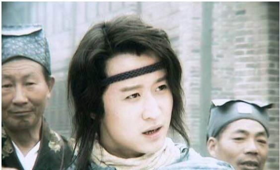 吴京也难逃中年发福？近况穿大裤衩露出肚腩，被指姿态似老大爷