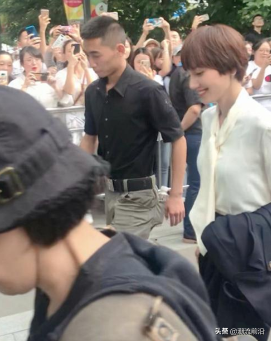 165张天爱同框168袁泉，袁泉的腰直逼张天爱胸，到底谁谎报了身高