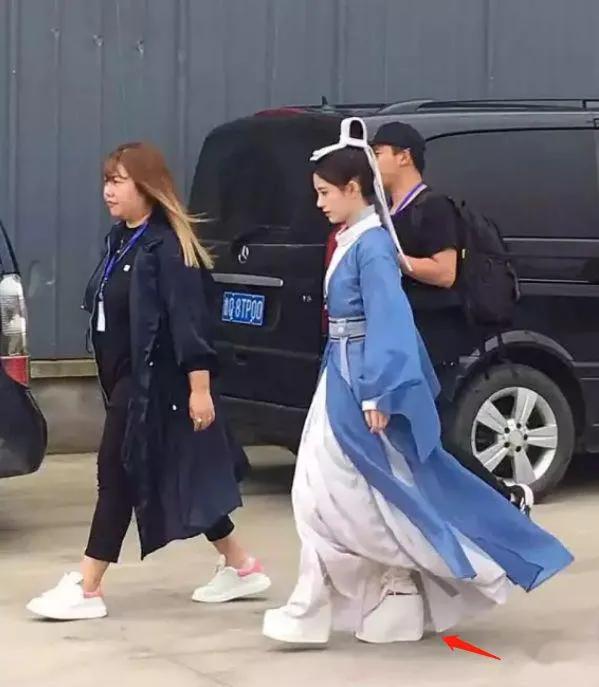 鞠婧祎《漂亮书生》身高又遭质疑!名场面扒出,早被队友揭穿作假