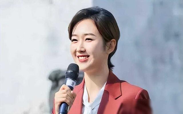 央视美女主持人王嘉宁：29岁嫁人，老公年轻帅气，爱情事业双丰