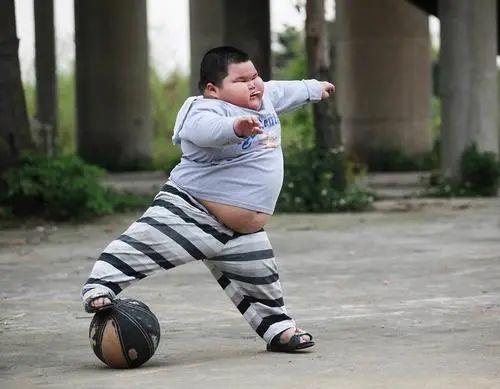 “年画娃娃”火了,小脸肉嘟嘟,网友:家长就喂了个脸?