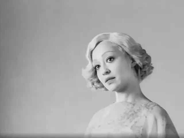 黑人装成白人嫁给白人老公，还想继续与黑人朋友一起玩吗？