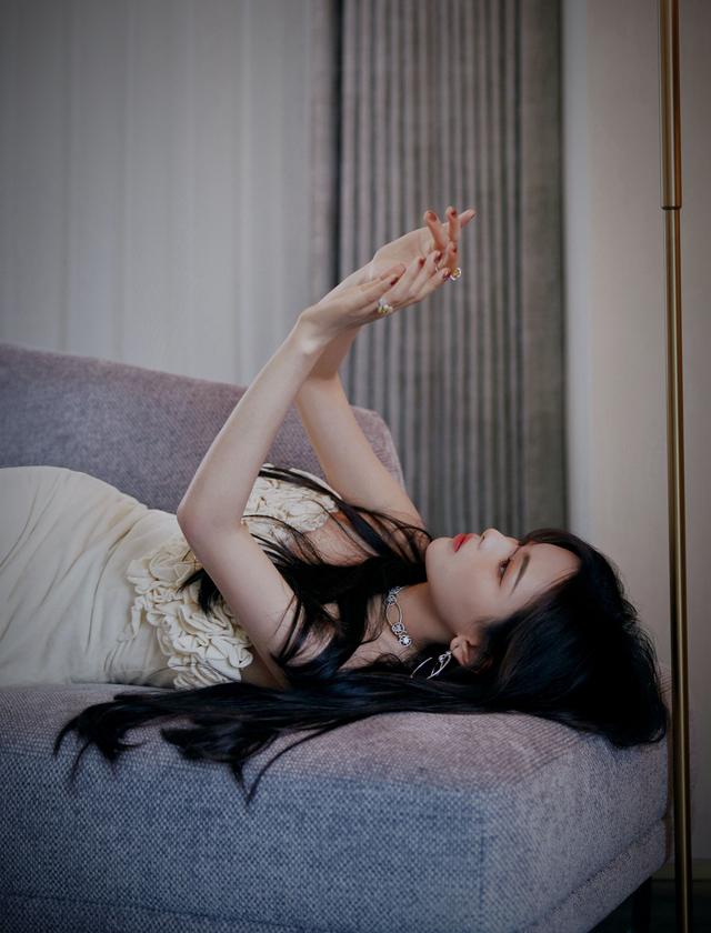 杨超越齐胸白色礼服性感写真